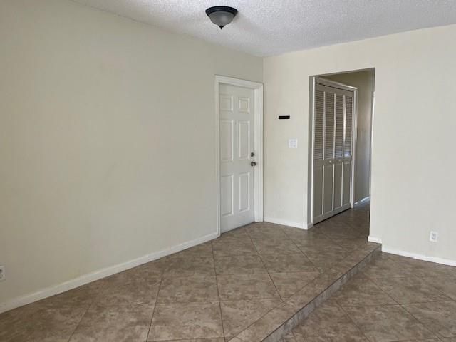 VERY LARGE FOYER