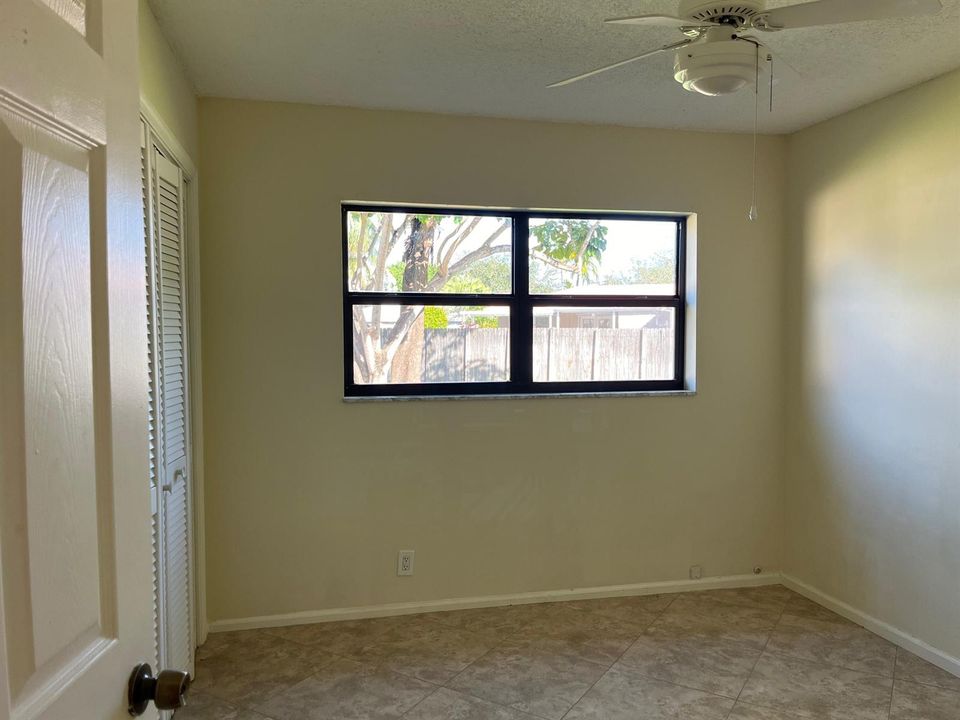 MIDDLE BEDROOM