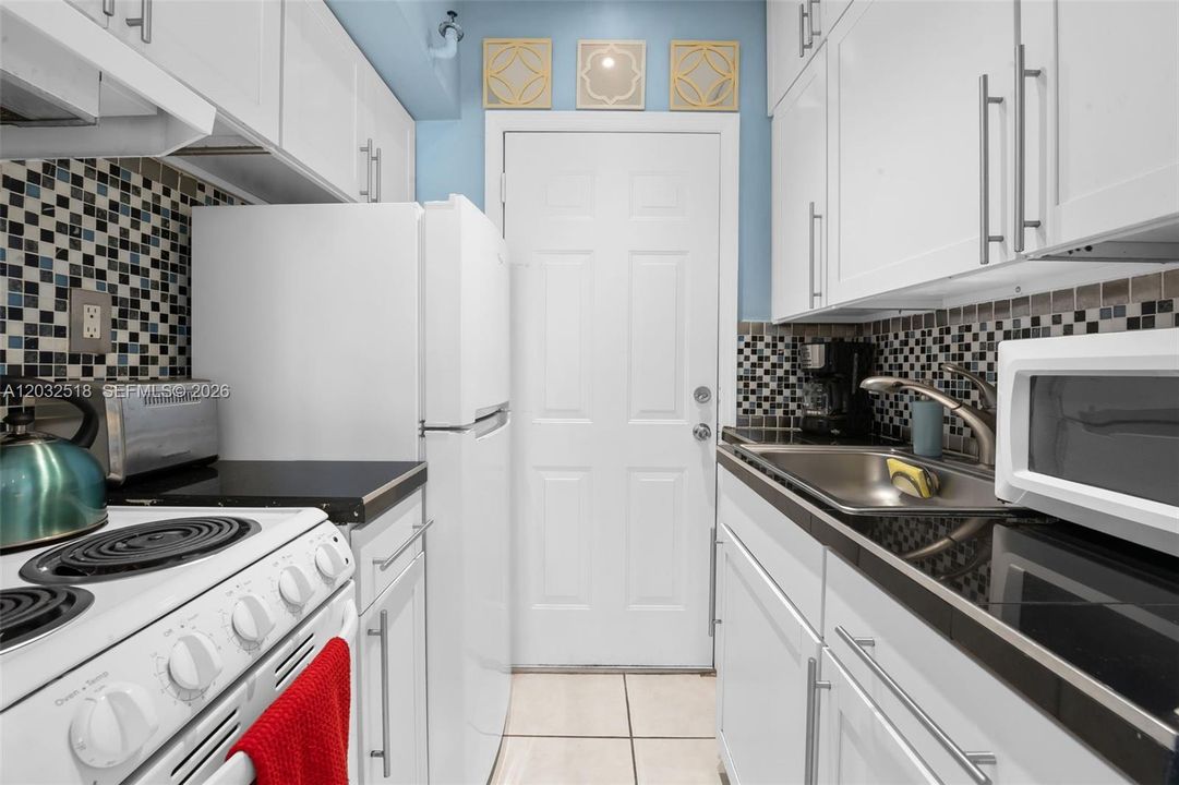 For Sale: $330,000 (1 beds, 1 baths, 428 Square Feet)
