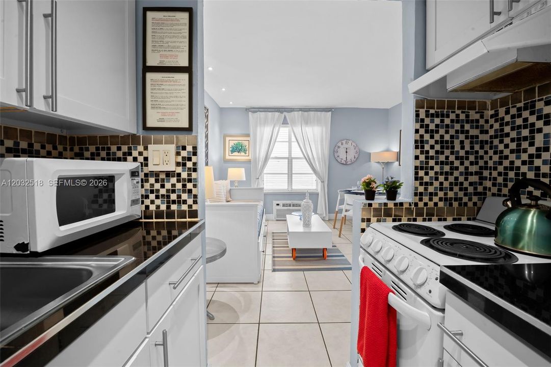 For Sale: $330,000 (1 beds, 1 baths, 428 Square Feet)