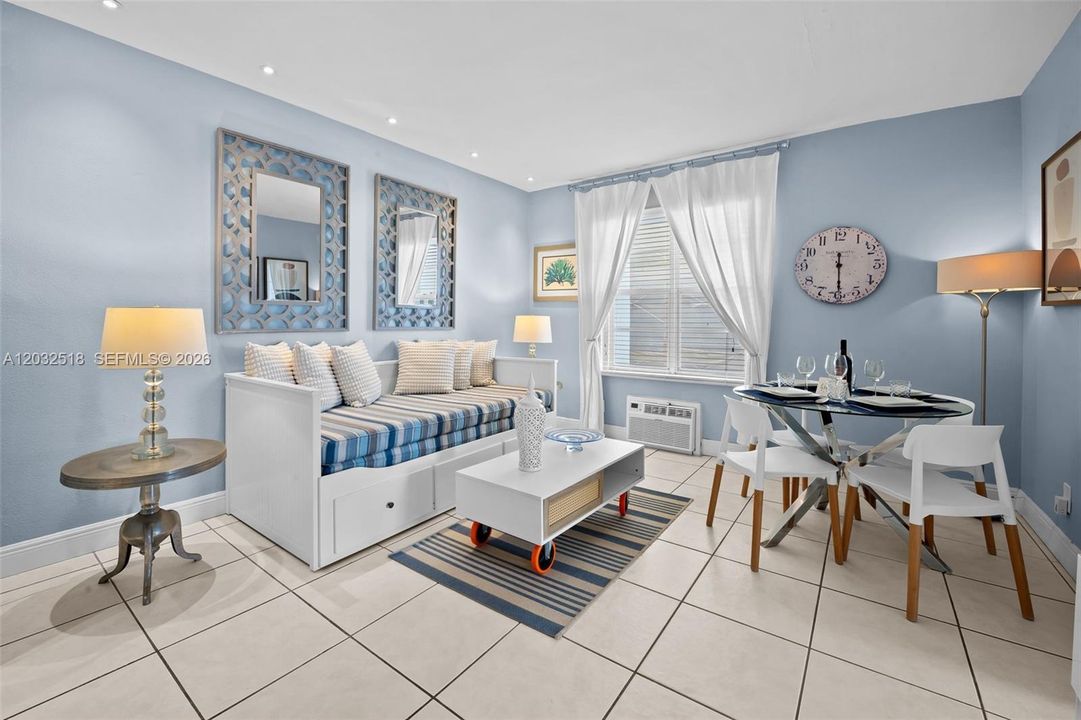 For Sale: $330,000 (1 beds, 1 baths, 428 Square Feet)