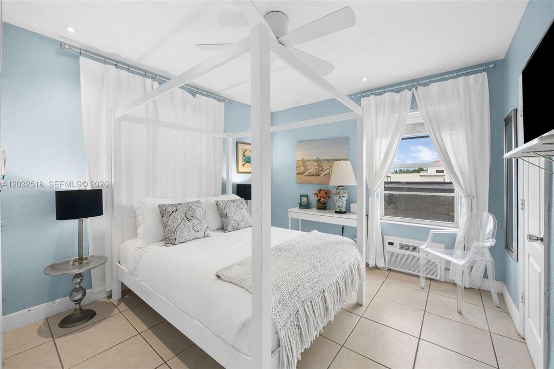 For Sale: $330,000 (1 beds, 1 baths, 428 Square Feet)