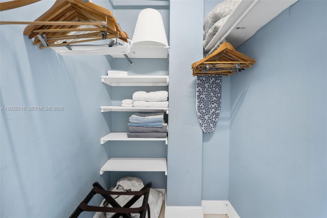 For Sale: $330,000 (1 beds, 1 baths, 428 Square Feet)