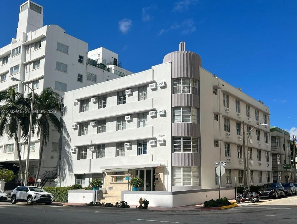 For Sale: $330,000 (1 beds, 1 baths, 428 Square Feet)