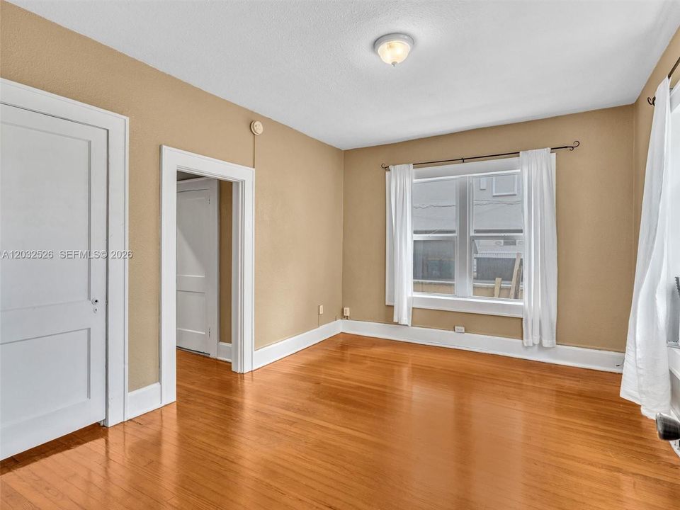 For Sale: $199,000 (0 beds, 1 baths, 351 Square Feet)