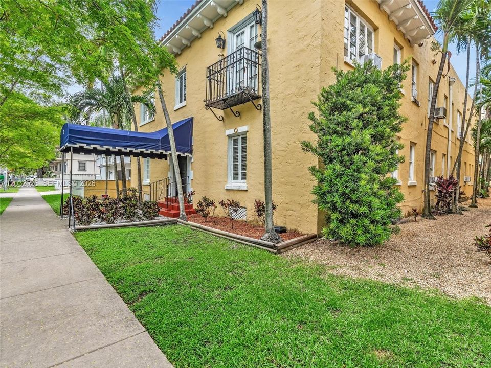 For Sale: $199,000 (0 beds, 1 baths, 351 Square Feet)