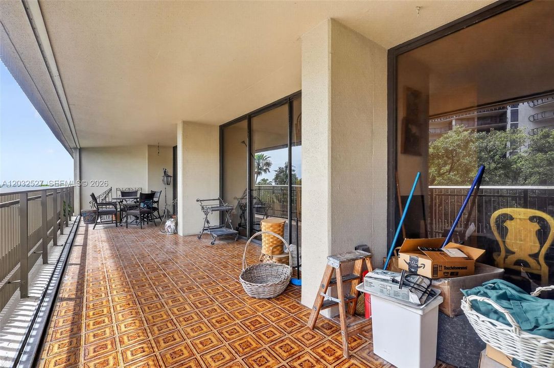 For Sale: $1,200,000 (2 beds, 2 baths, 1172 Square Feet)