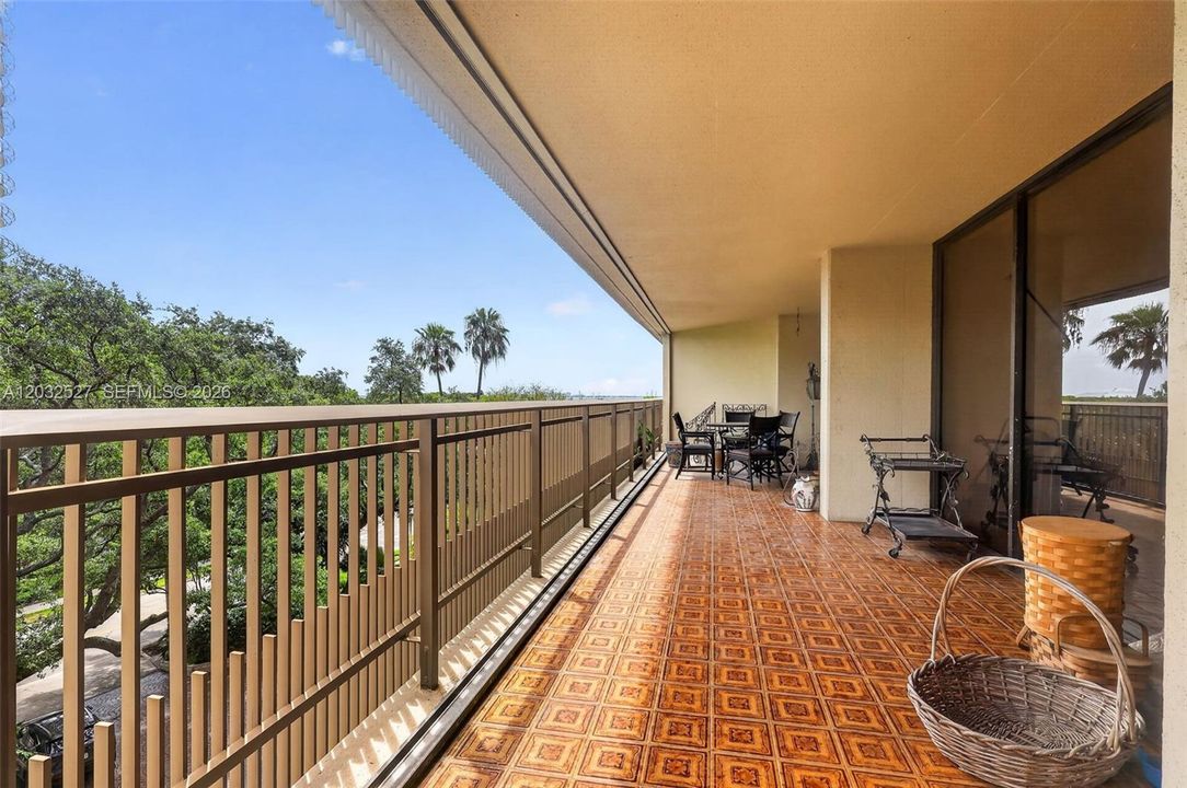 For Sale: $1,200,000 (2 beds, 2 baths, 1172 Square Feet)