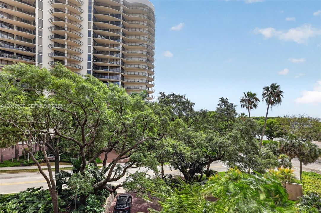 For Sale: $1,200,000 (2 beds, 2 baths, 1172 Square Feet)