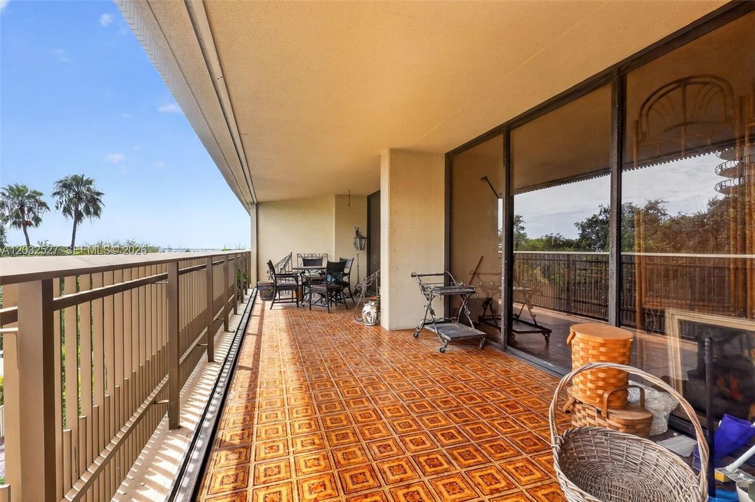 For Sale: $1,200,000 (2 beds, 2 baths, 1172 Square Feet)