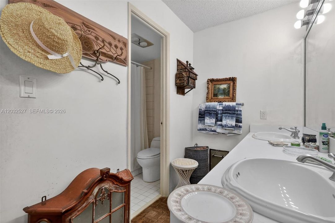 For Sale: $1,200,000 (2 beds, 2 baths, 1172 Square Feet)
