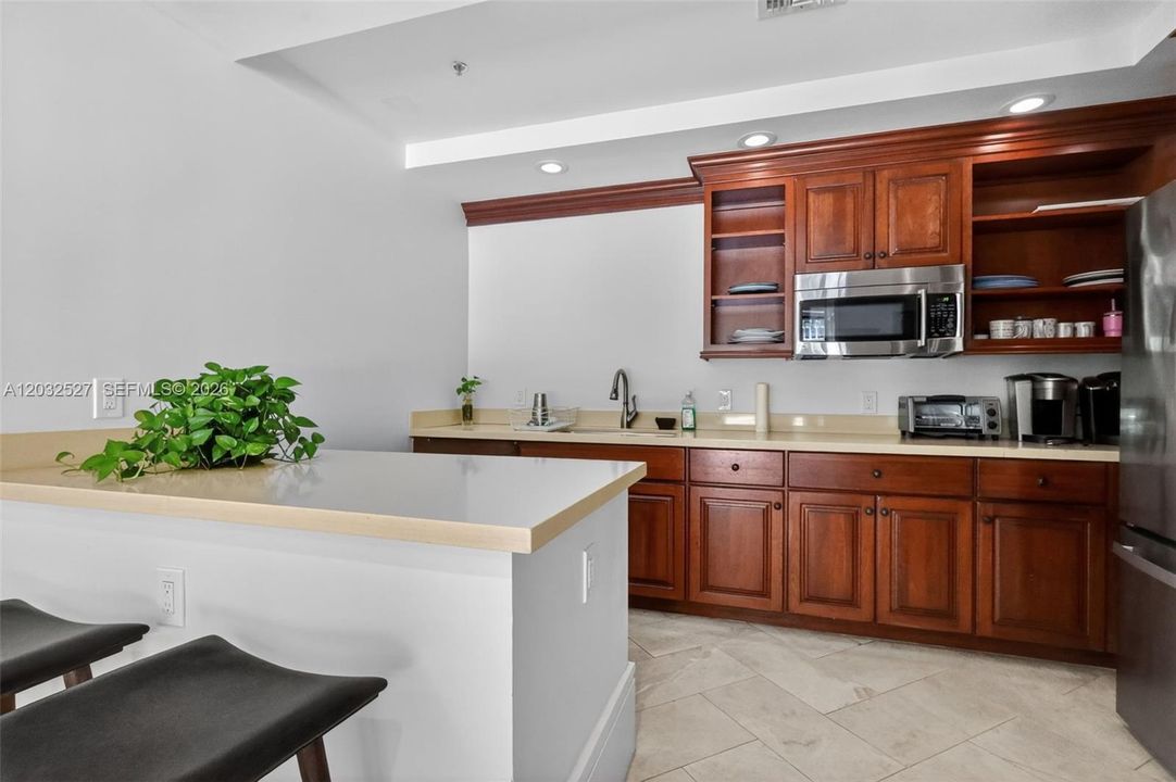 For Sale: $1,200,000 (2 beds, 2 baths, 1172 Square Feet)