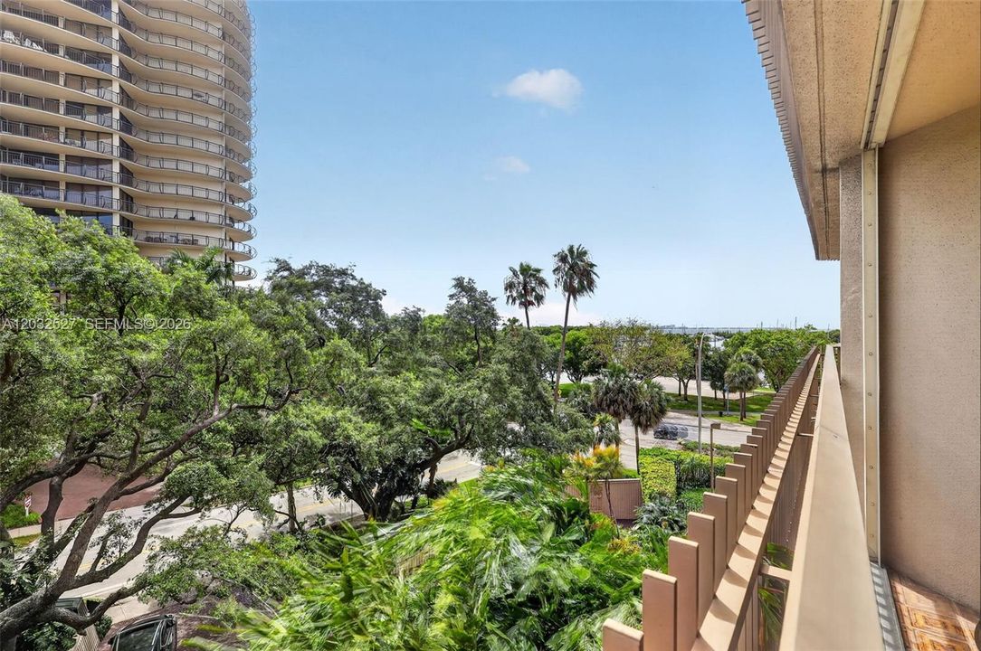For Sale: $1,200,000 (2 beds, 2 baths, 1172 Square Feet)