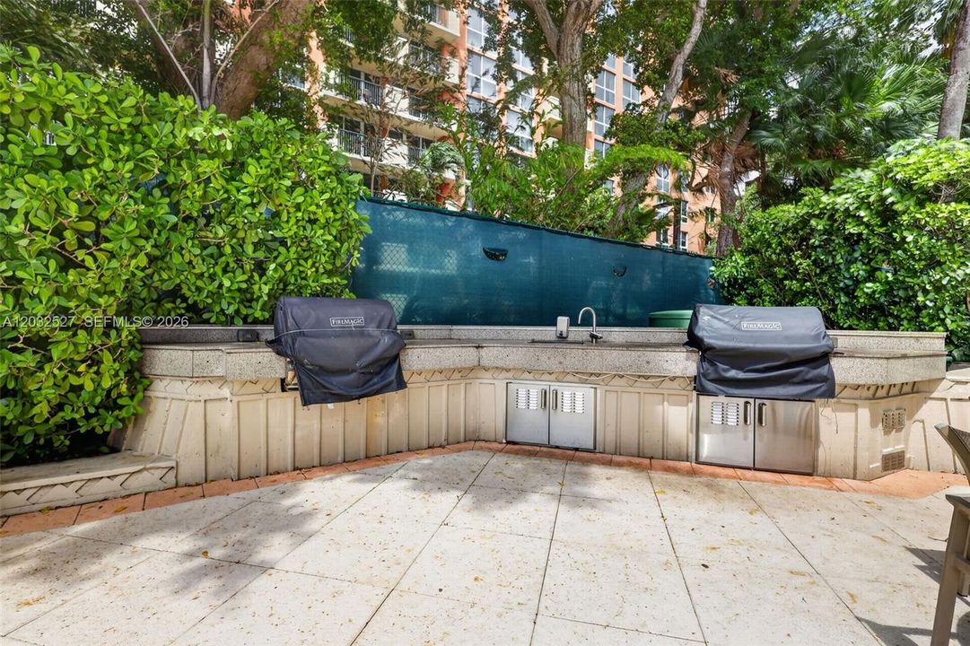 For Sale: $1,200,000 (2 beds, 2 baths, 1172 Square Feet)