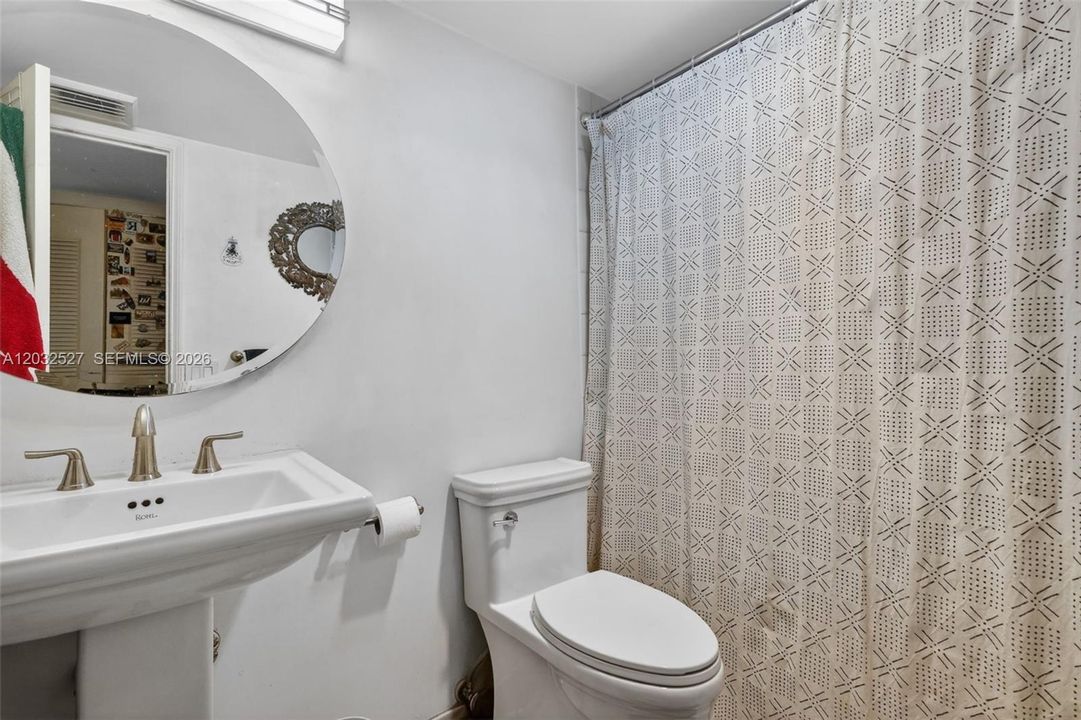 For Sale: $1,200,000 (2 beds, 2 baths, 1172 Square Feet)