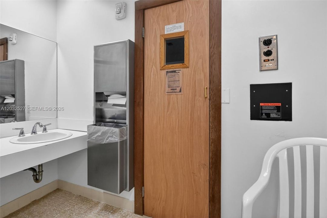 For Sale: $1,200,000 (2 beds, 2 baths, 1172 Square Feet)