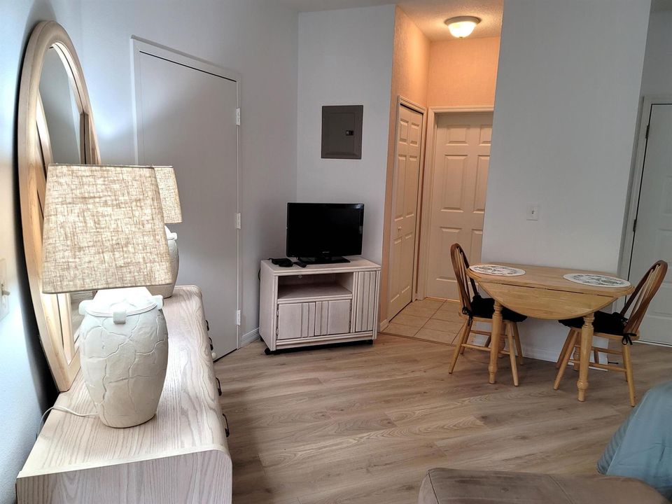 LOOKING INTO KITCHENETTE