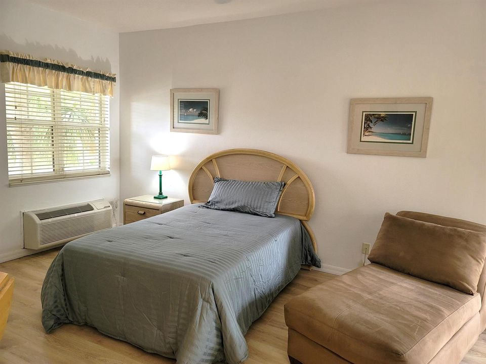 FULL SIZE BED AND LOUNGE