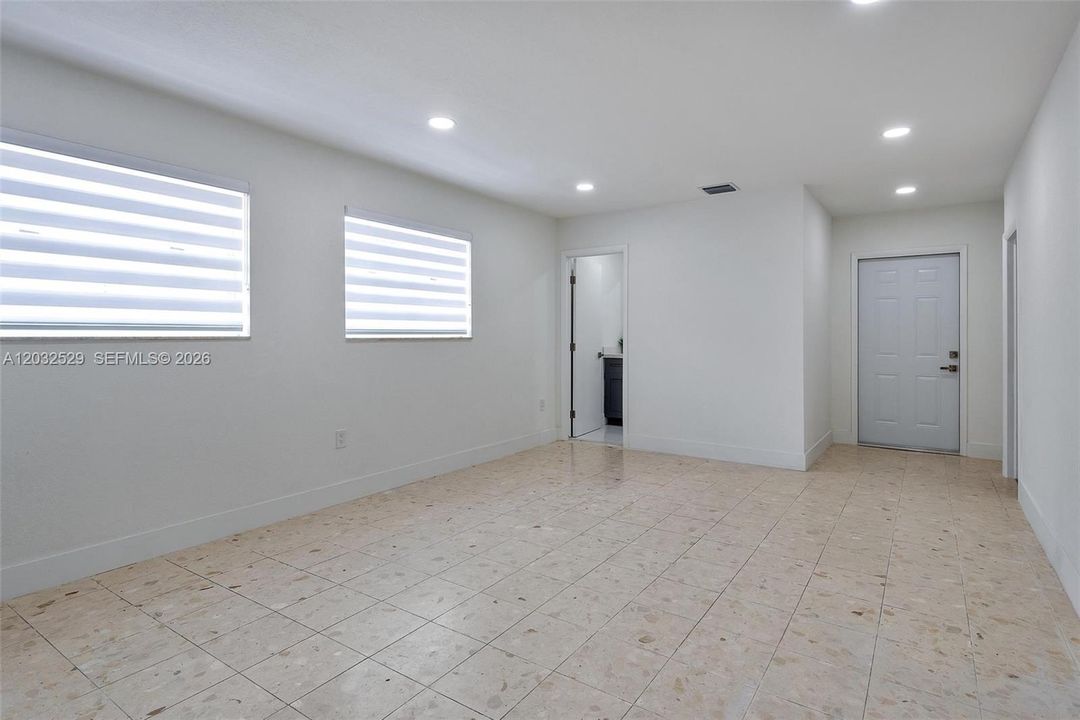 For Rent: $2,950 (2 beds, 2 baths, 1100 Square Feet)