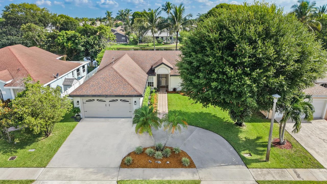 Check out the circular driveway!