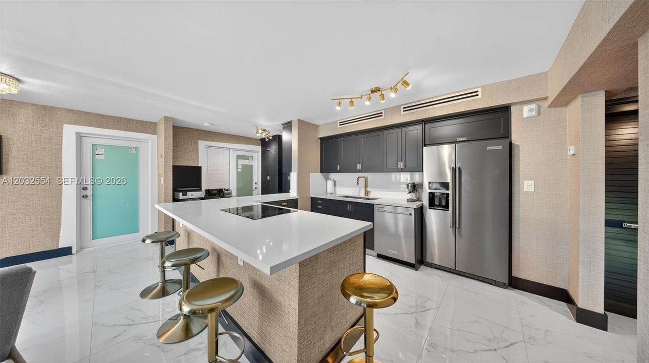 For Sale: $449,000 (1 beds, 1 baths, 650 Square Feet)