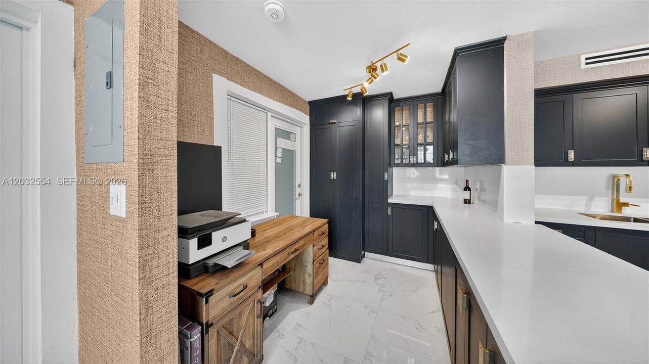 For Sale: $449,000 (1 beds, 1 baths, 650 Square Feet)