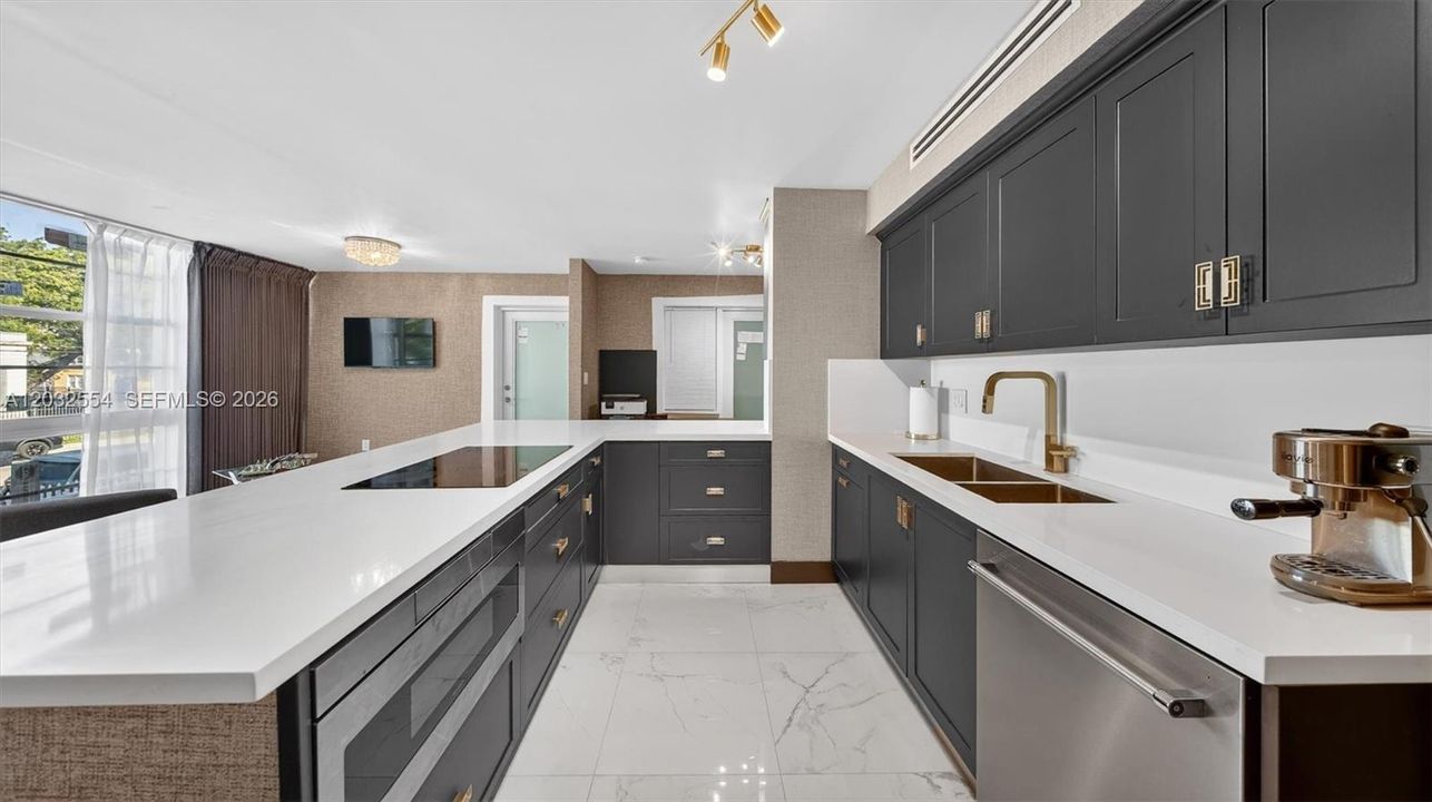 For Sale: $449,000 (1 beds, 1 baths, 650 Square Feet)