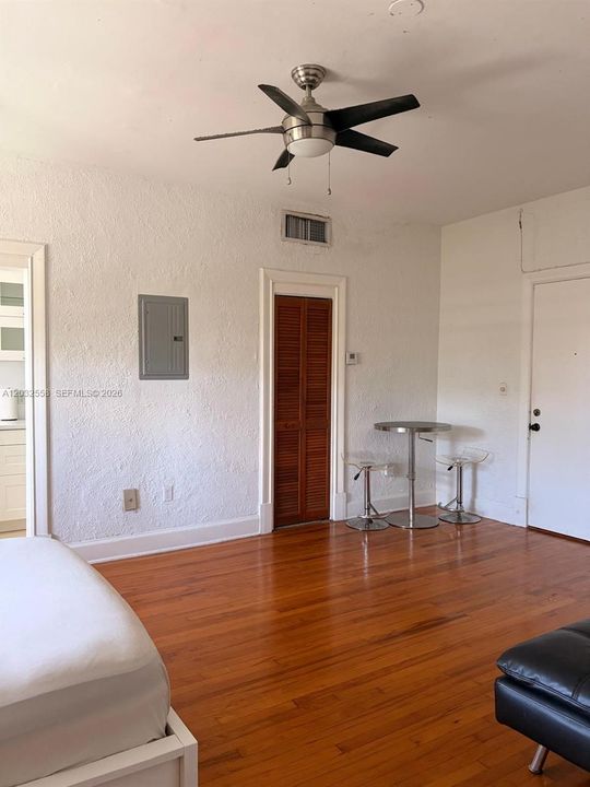 For Rent: $1,800 (0 beds, 1 baths, 424 Square Feet)