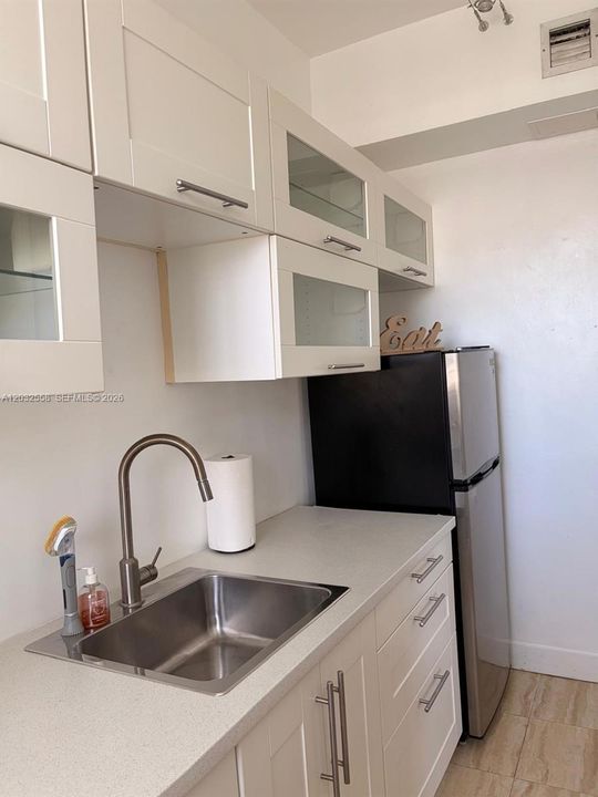 For Rent: $1,800 (0 beds, 1 baths, 424 Square Feet)