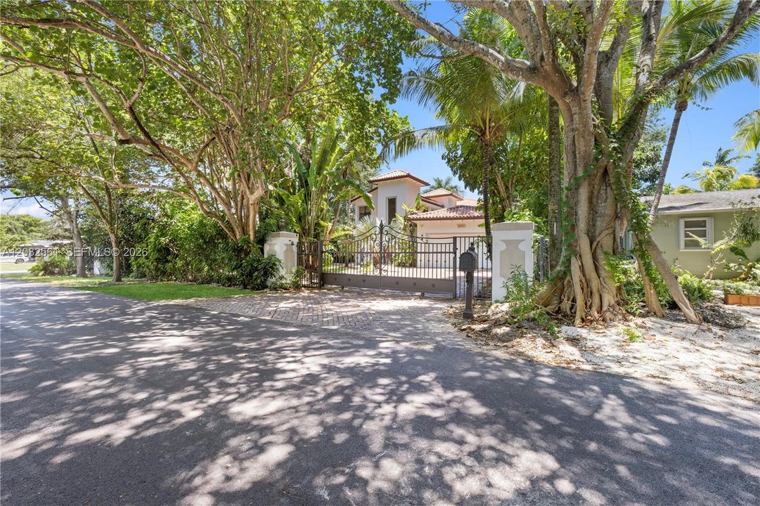 For Sale: $3,750,000 (5 beds, 4 baths, 5187 Square Feet)