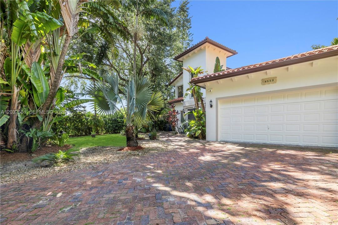 For Sale: $3,750,000 (5 beds, 4 baths, 5187 Square Feet)