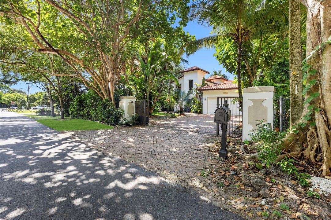 For Sale: $3,750,000 (5 beds, 4 baths, 5187 Square Feet)