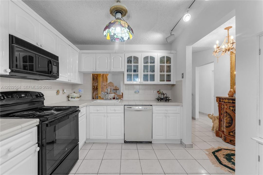 For Sale: $560,000 (3 beds, 2 baths, 1212 Square Feet)