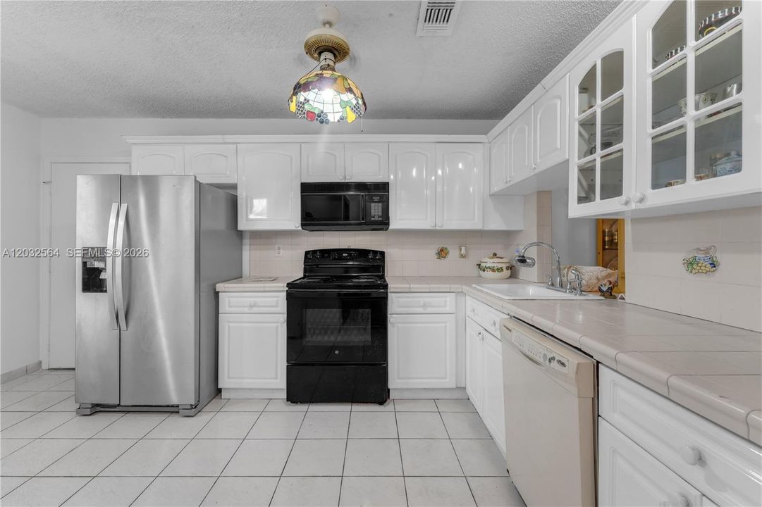 For Sale: $560,000 (3 beds, 2 baths, 1212 Square Feet)