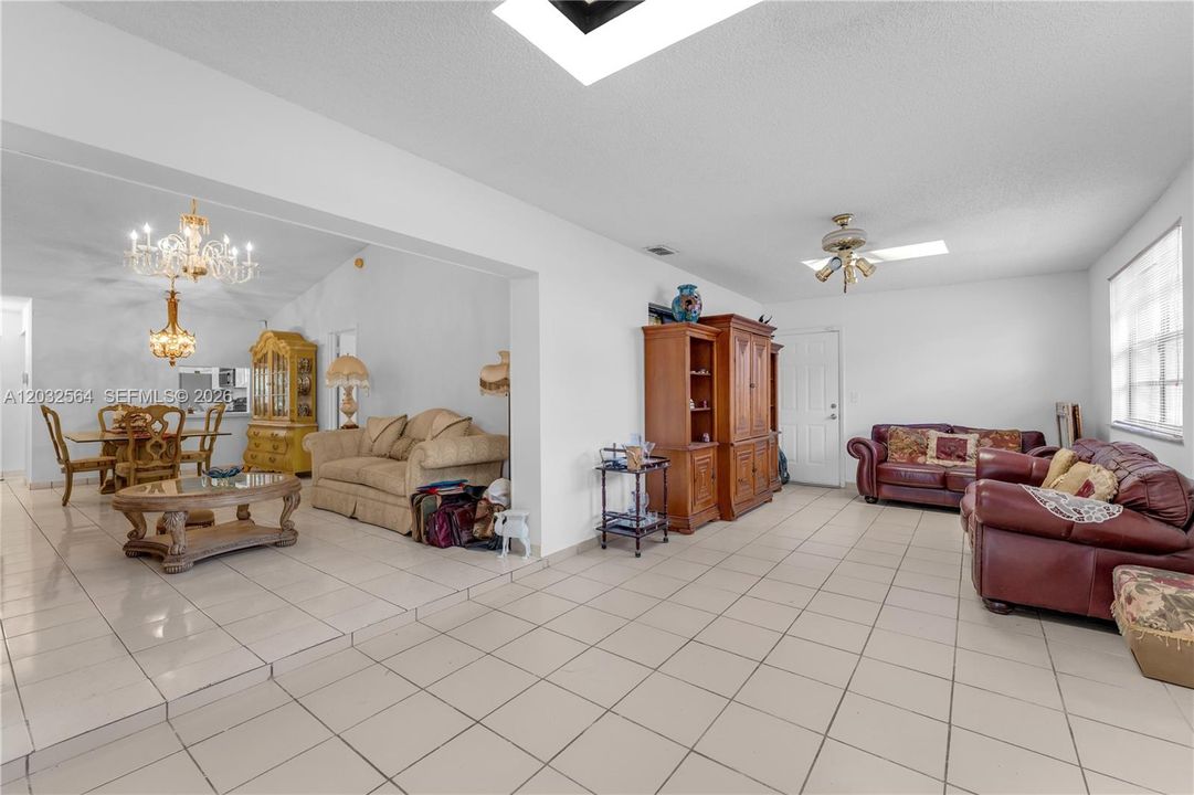 For Sale: $560,000 (3 beds, 2 baths, 1212 Square Feet)