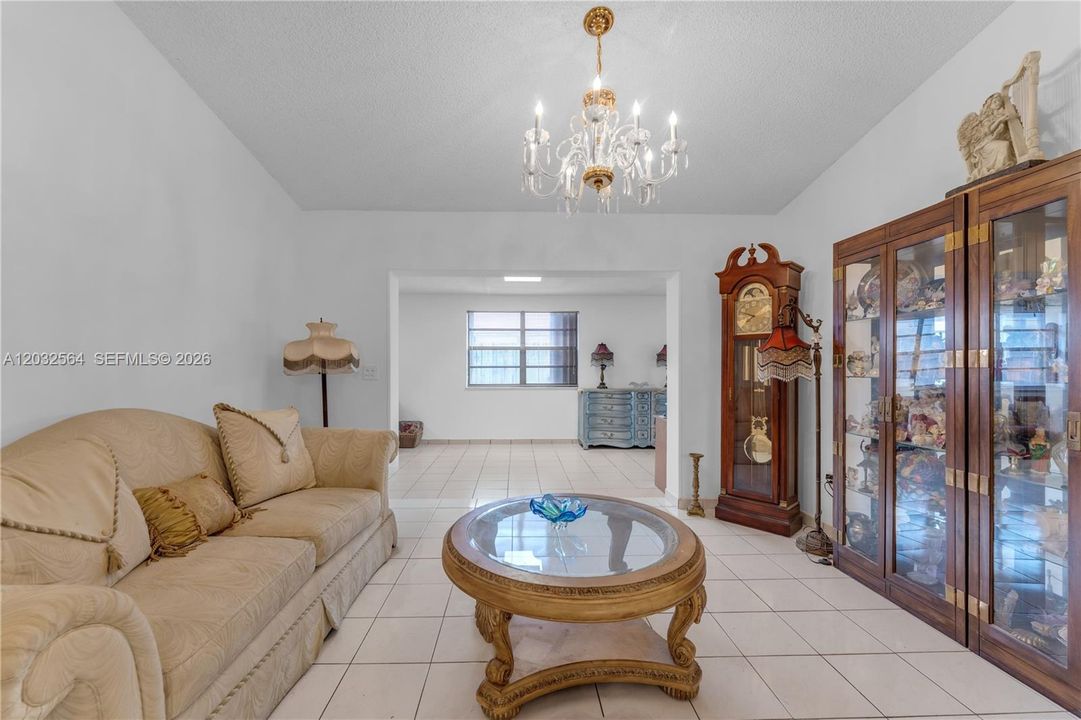 For Sale: $560,000 (3 beds, 2 baths, 1212 Square Feet)