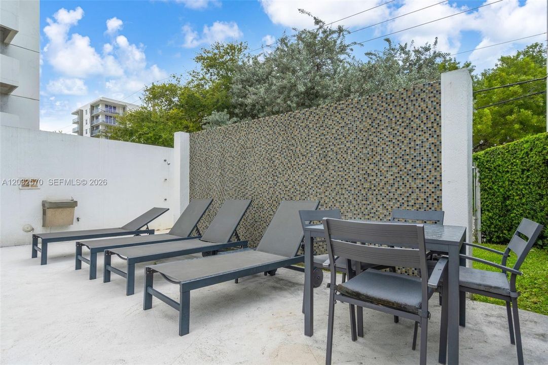 For Sale: $294,000 (2 beds, 2 baths, 984 Square Feet)