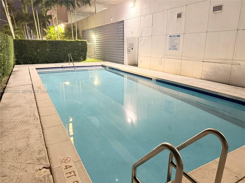 For Sale: $349,000 (2 beds, 2 baths, 984 Square Feet)