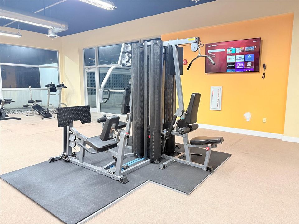 For Sale: $349,000 (2 beds, 2 baths, 984 Square Feet)