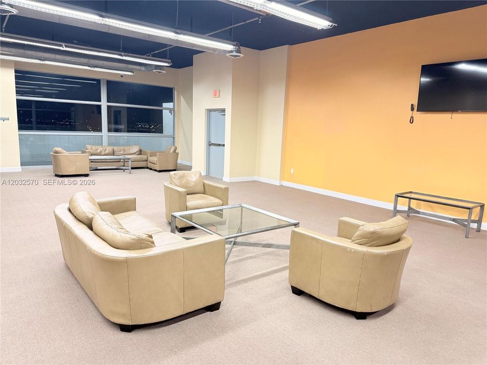 For Sale: $349,000 (2 beds, 2 baths, 984 Square Feet)