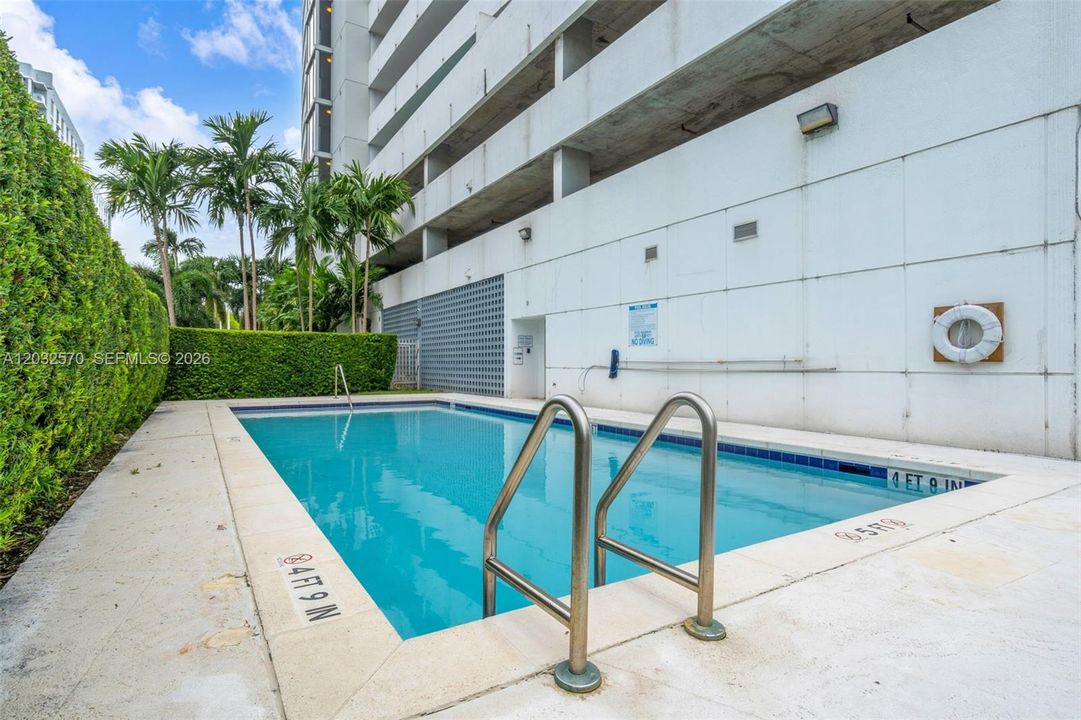 For Sale: $294,000 (2 beds, 2 baths, 984 Square Feet)