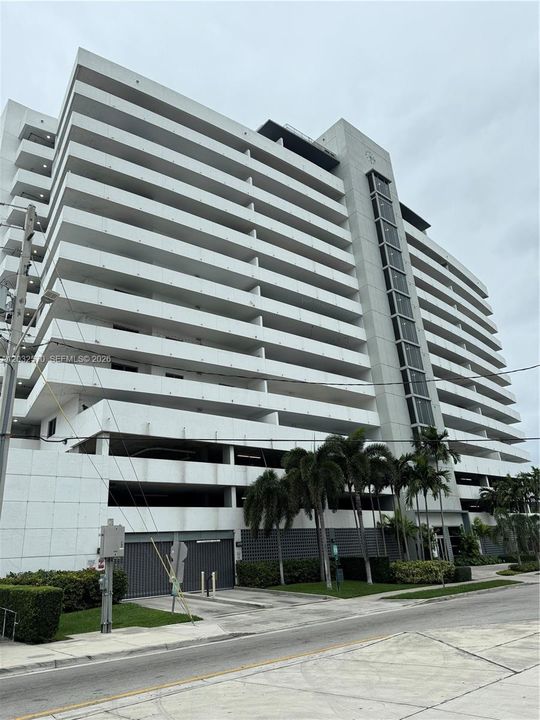 For Sale: $349,000 (2 beds, 2 baths, 984 Square Feet)