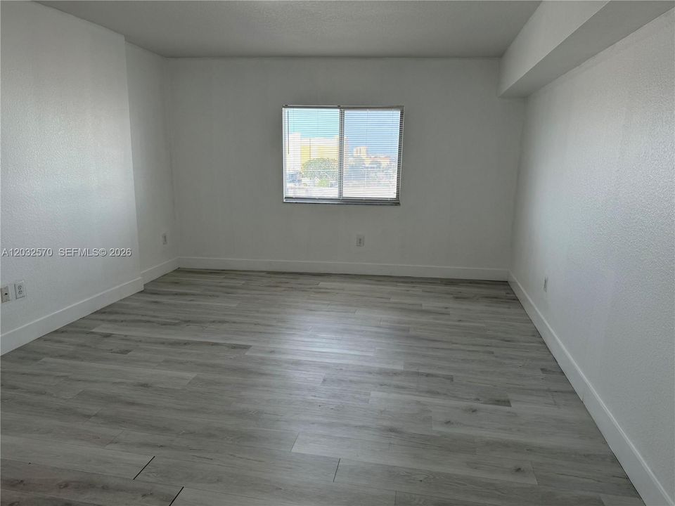 For Sale: $349,000 (2 beds, 2 baths, 984 Square Feet)