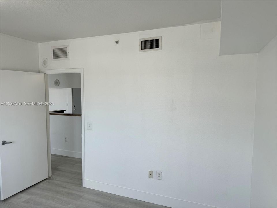 For Sale: $349,000 (2 beds, 2 baths, 984 Square Feet)
