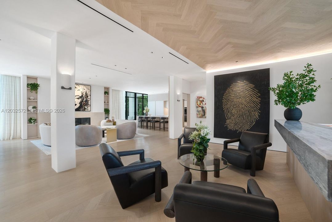 Lounge/wet bar