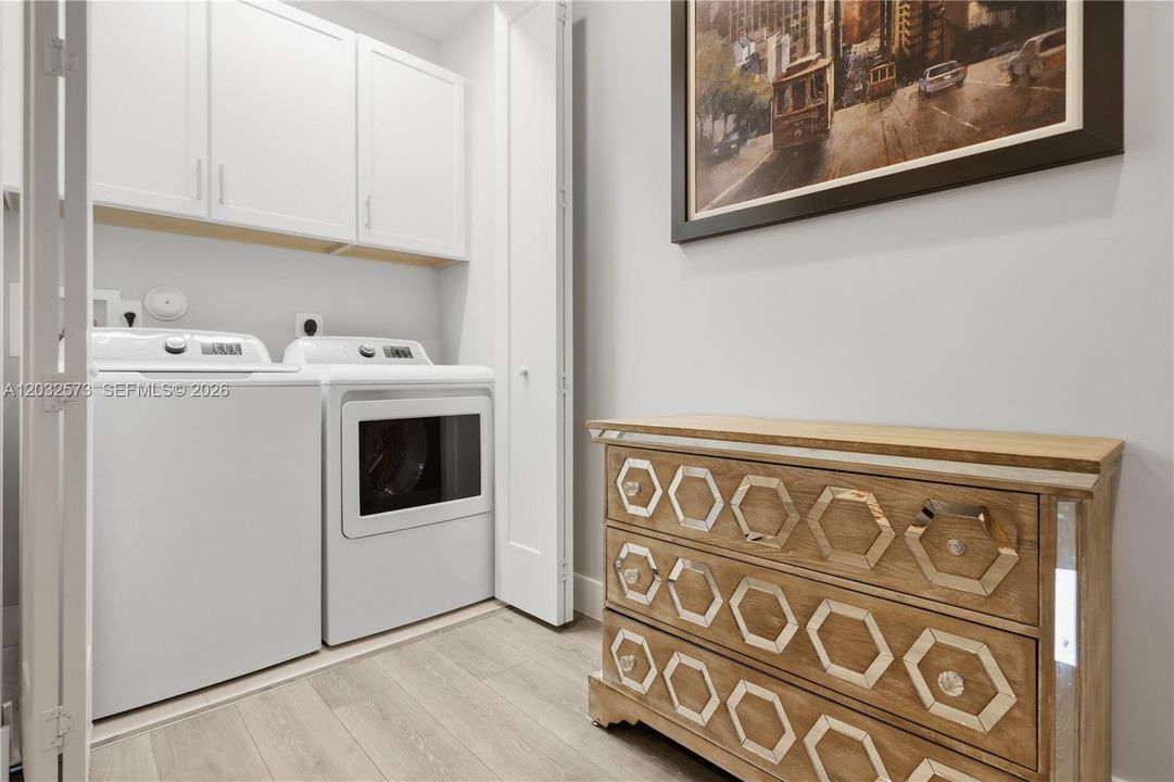 For Sale: $765,000 (3 beds, 3 baths, 2105 Square Feet)