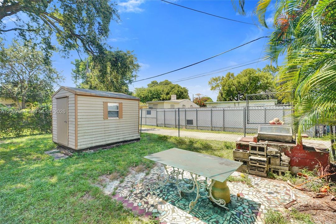 For Sale: $1,500,000 (4 beds, 2 baths, 1431 Square Feet)