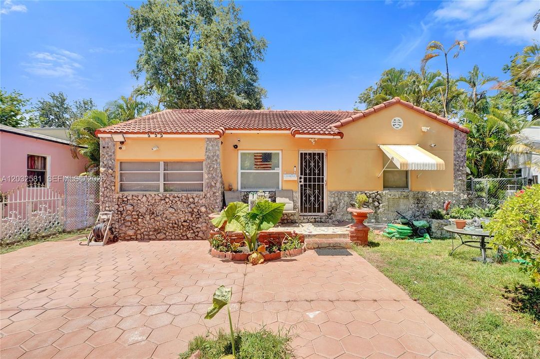 For Sale: $1,500,000 (4 beds, 2 baths, 1431 Square Feet)
