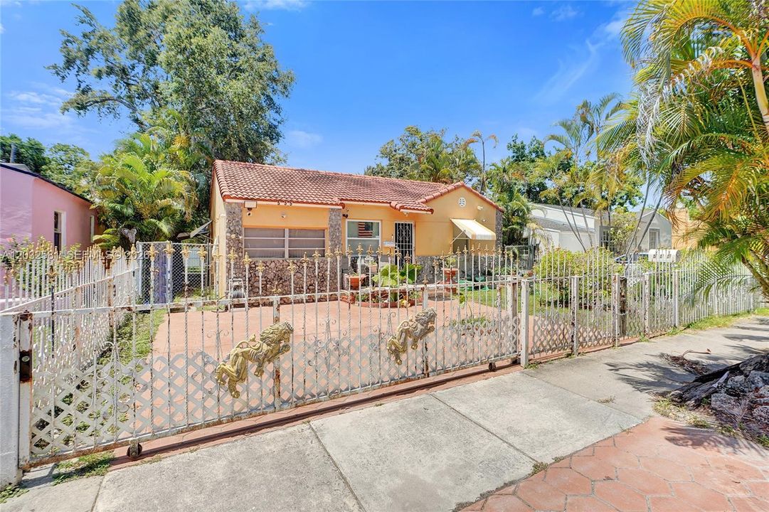 For Sale: $1,500,000 (4 beds, 2 baths, 1431 Square Feet)