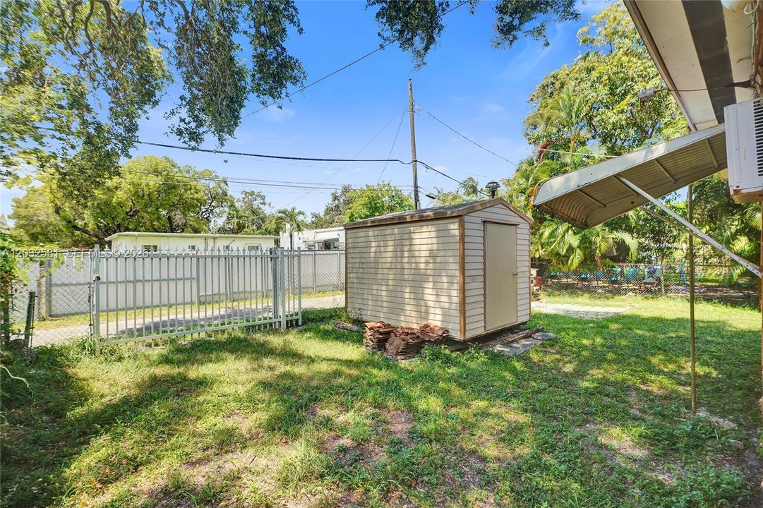 For Sale: $1,500,000 (4 beds, 2 baths, 1431 Square Feet)